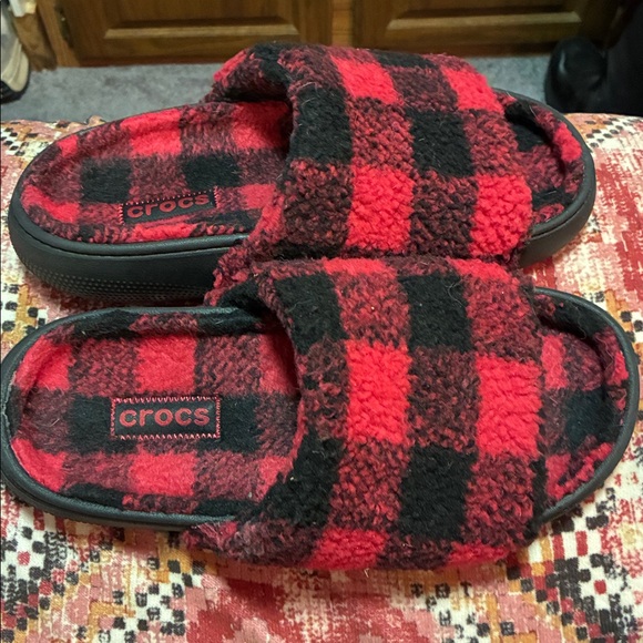 Like new! CROCS Buffalo Plaid Red/Black Sandals - Picture 2 of 7